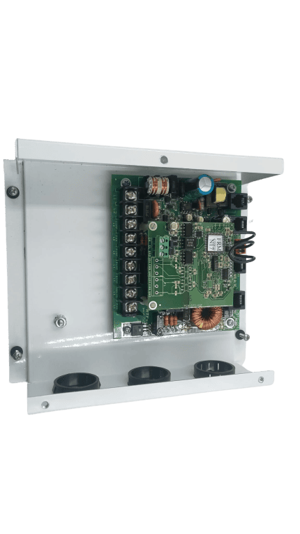 Dispositivo di controllo elettronico con circuiti e componenti su scheda.