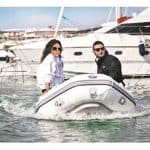 Aufblasbarer Tender EV 180 cm im Wasser mit zwei Personen an Bord.