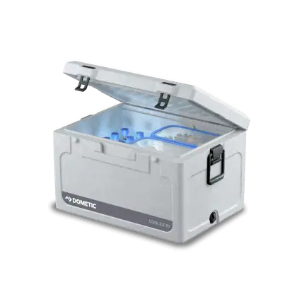 Contenedor refrigerado portátil Dometic Cool Ice WCI 70 con iluminación LED azul.