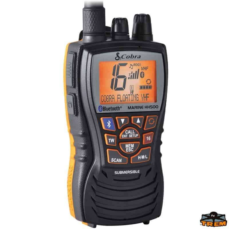 Radio VHF Cobra MR HH500 con pantalla digital y funciones Bluetooth.