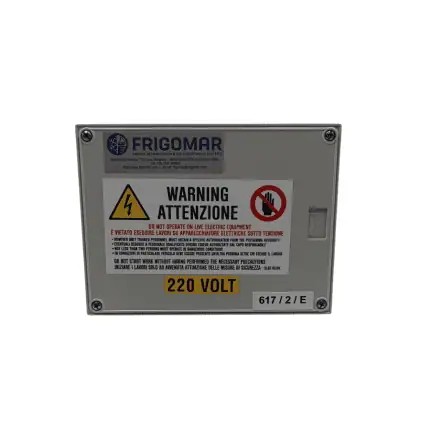 Cuadro eléctrico con aviso de seguridad y tensión 220V.