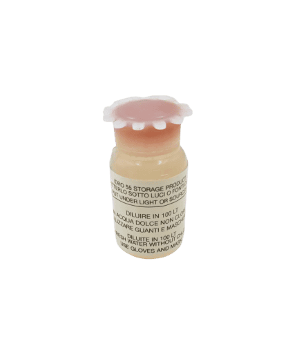 Contenitore di sostanze chimiche con etichetta, usato in laboratorio o industriale.