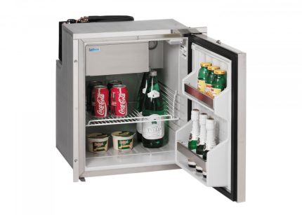 Raffreddatore portatile con minibar aperto, contenente bibite e bottiglie di acqua.